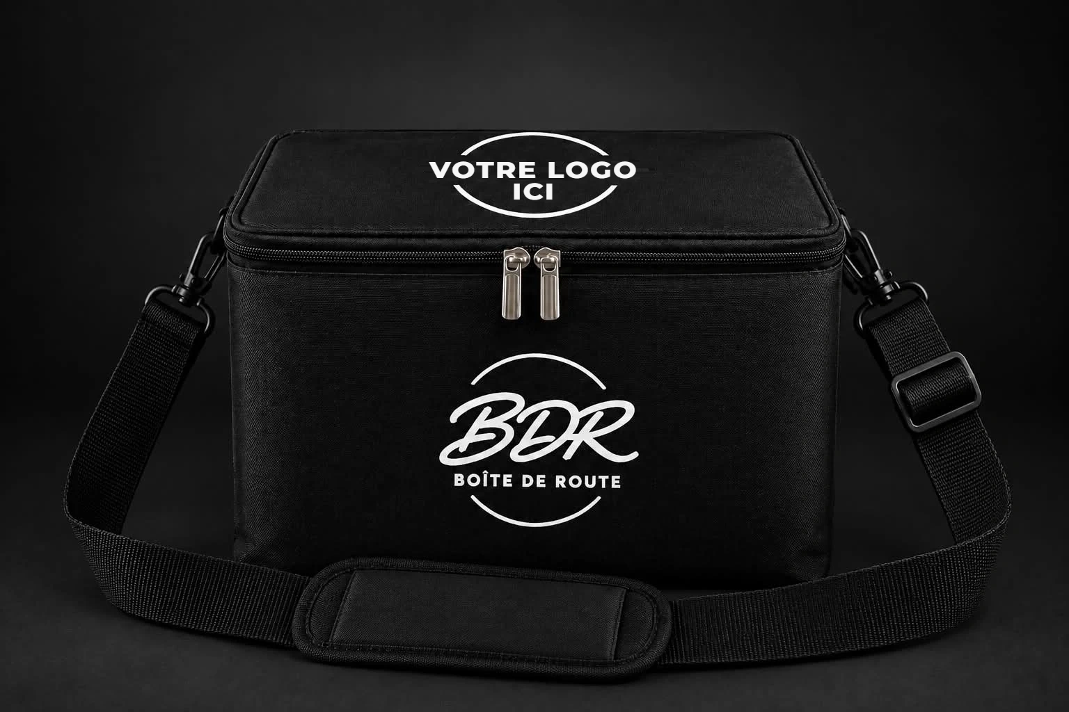Sac isotherme noir BDR avec bandoulière : le logo BDR Boîte de Route sur le devant et l'emplacement pour le logo de votre entreprise sur le dessus.